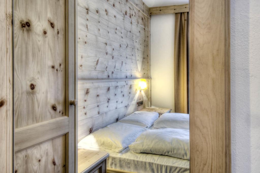Family And Wellness Residence Ciasa Antersies San Cassiano (Badia) Quarto foto