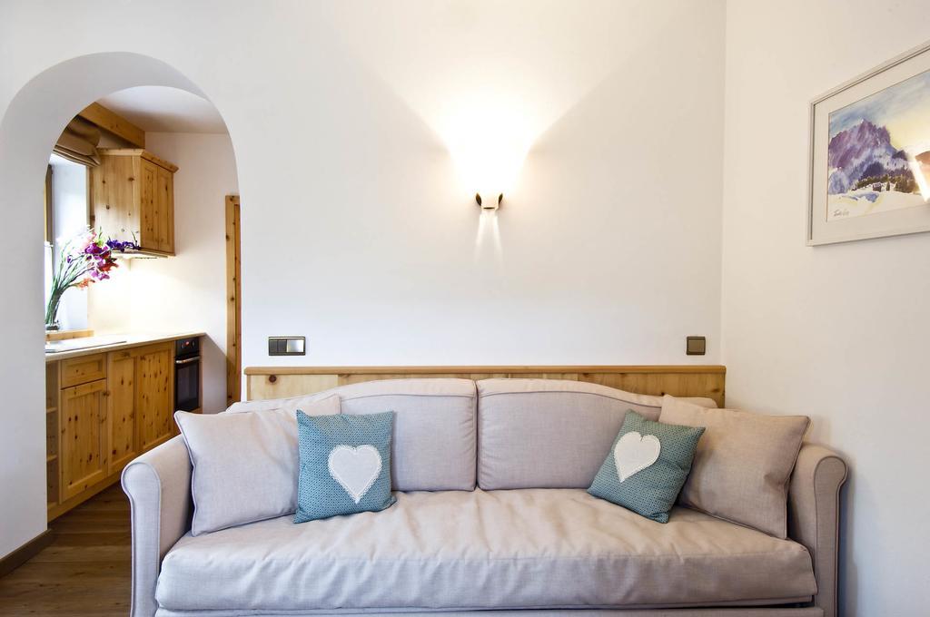 Family And Wellness Residence Ciasa Antersies San Cassiano (Badia) Quarto foto