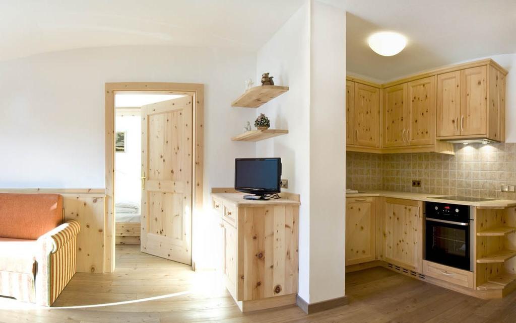 Family And Wellness Residence Ciasa Antersies San Cassiano (Badia) Quarto foto