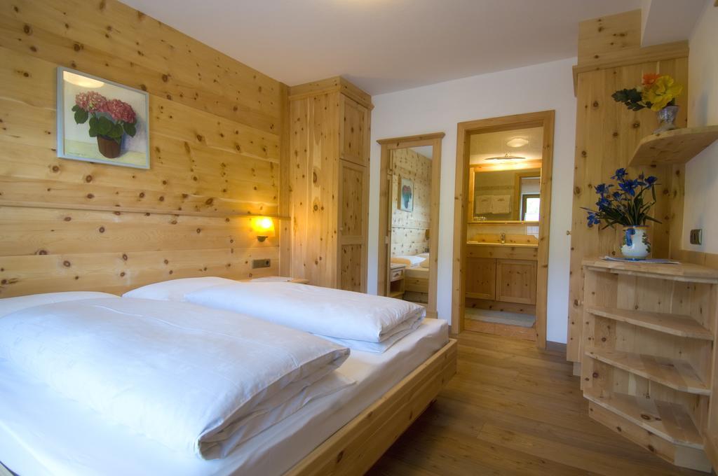 Family And Wellness Residence Ciasa Antersies San Cassiano (Badia) Quarto foto