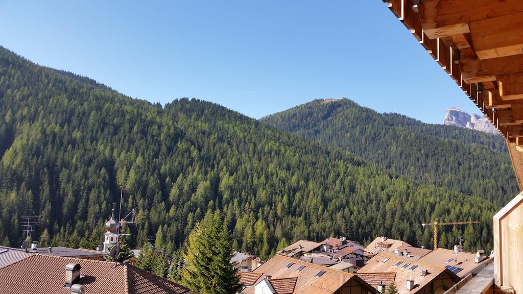 Family And Wellness Residence Ciasa Antersies San Cassiano (Badia) Quarto foto