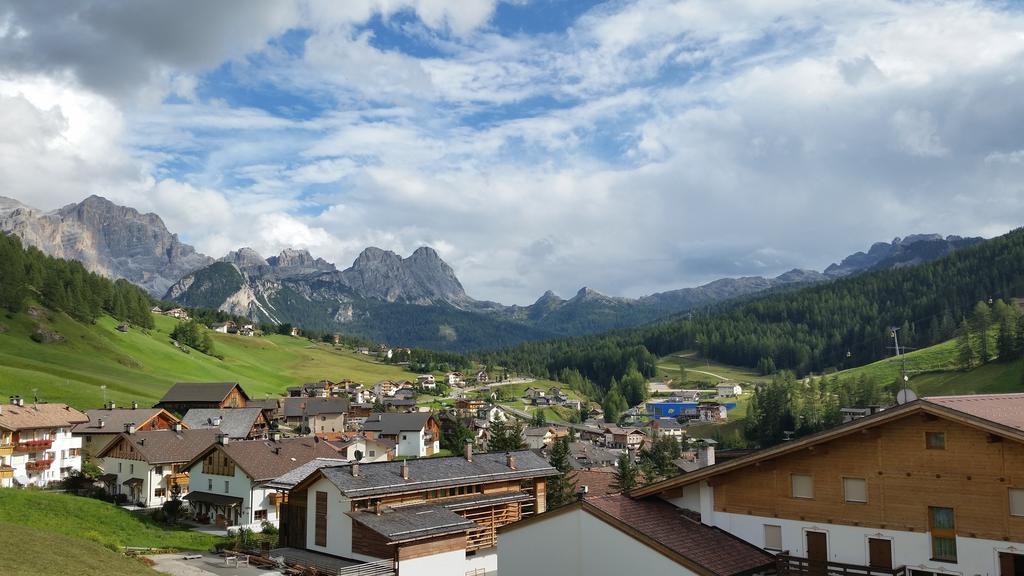 Family And Wellness Residence Ciasa Antersies San Cassiano (Badia) Quarto foto