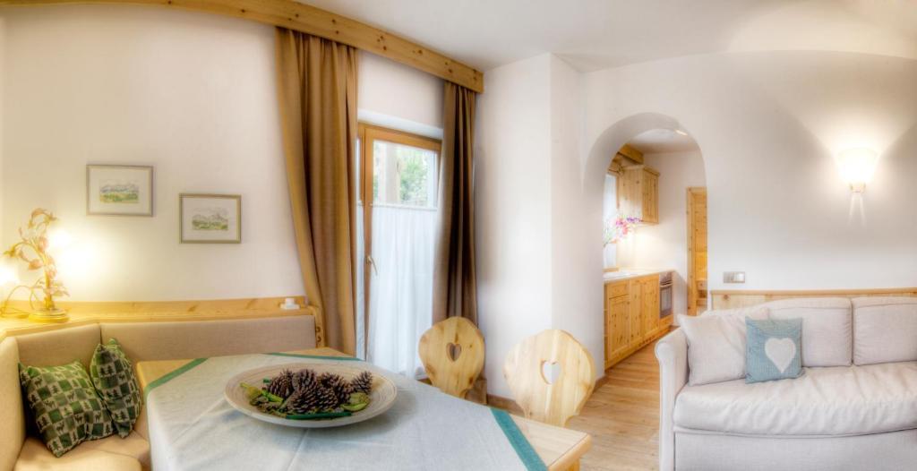 Family And Wellness Residence Ciasa Antersies San Cassiano (Badia) Quarto foto