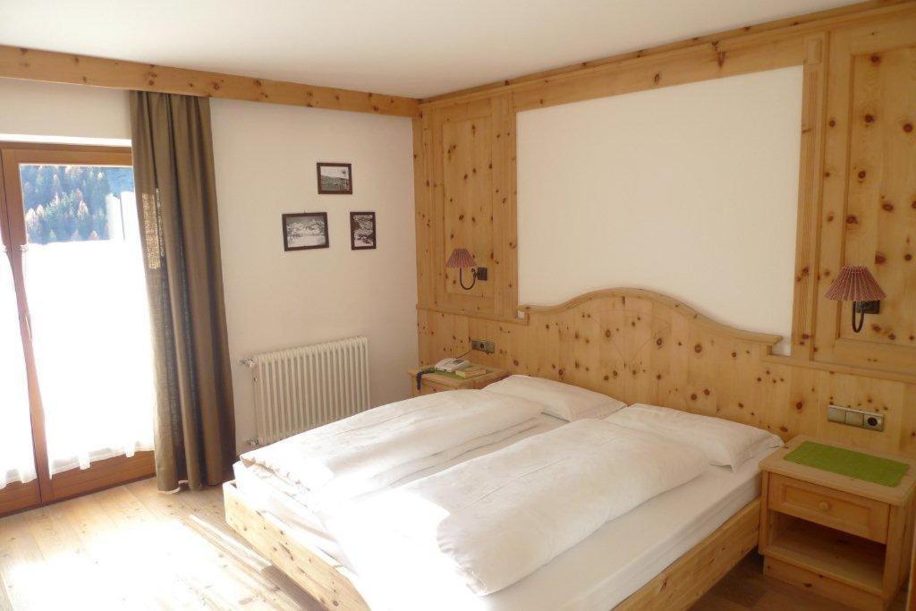 Family And Wellness Residence Ciasa Antersies San Cassiano (Badia) Quarto foto