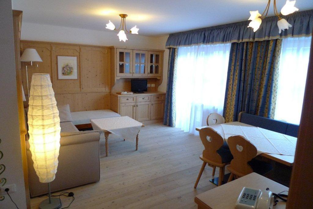 Family And Wellness Residence Ciasa Antersies San Cassiano (Badia) Quarto foto