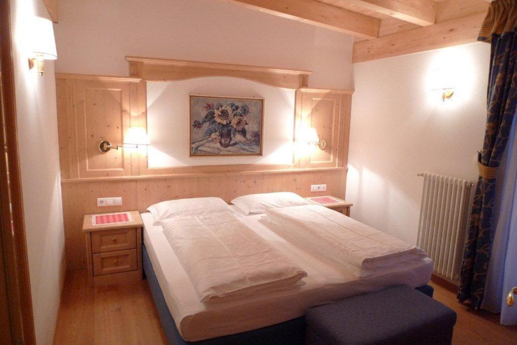 Family And Wellness Residence Ciasa Antersies San Cassiano (Badia) Quarto foto