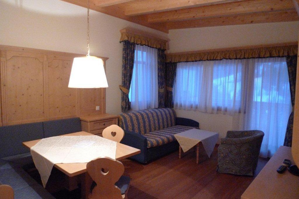 Family And Wellness Residence Ciasa Antersies San Cassiano (Badia) Quarto foto