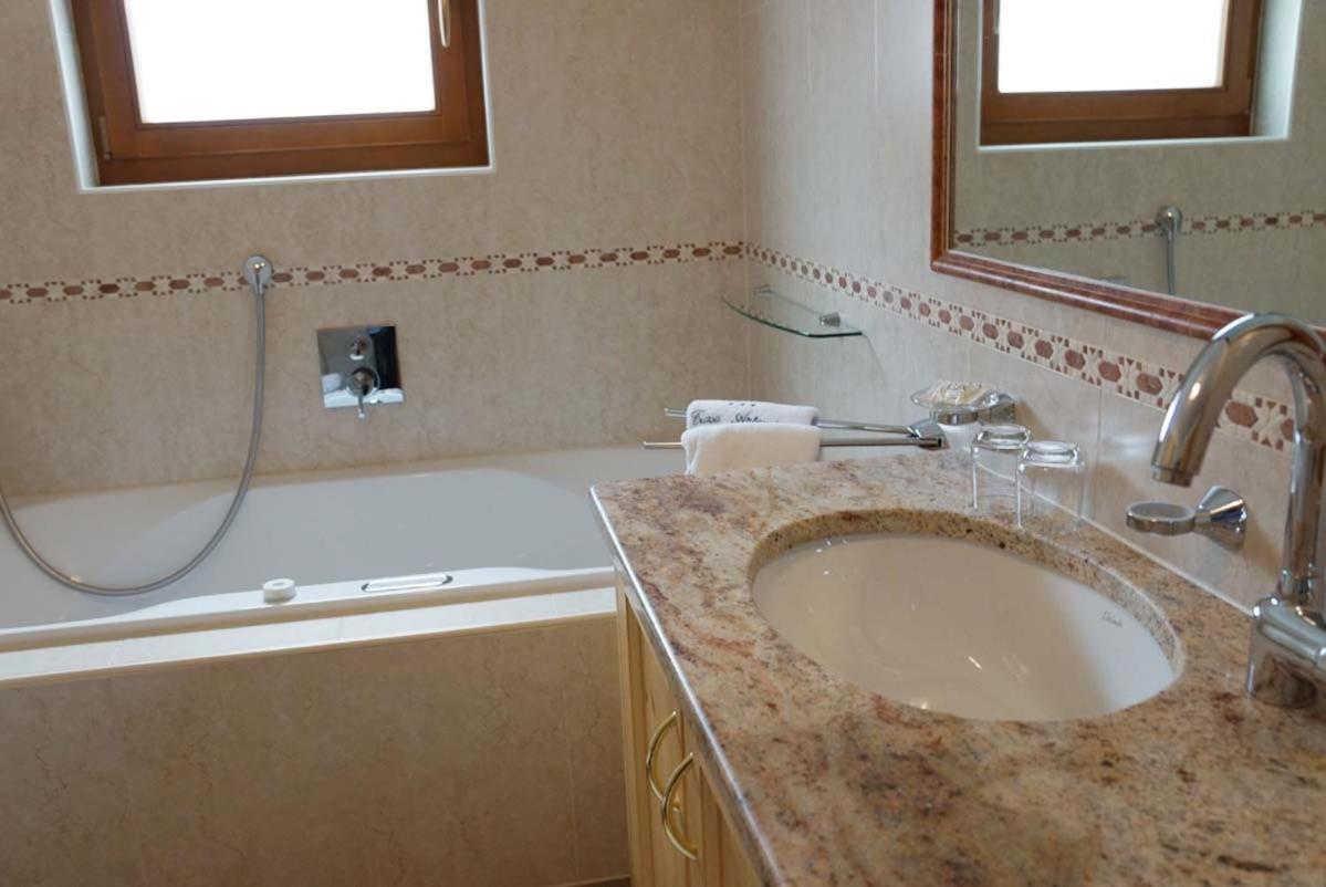 Family And Wellness Residence Ciasa Antersies San Cassiano (Badia) Quarto foto